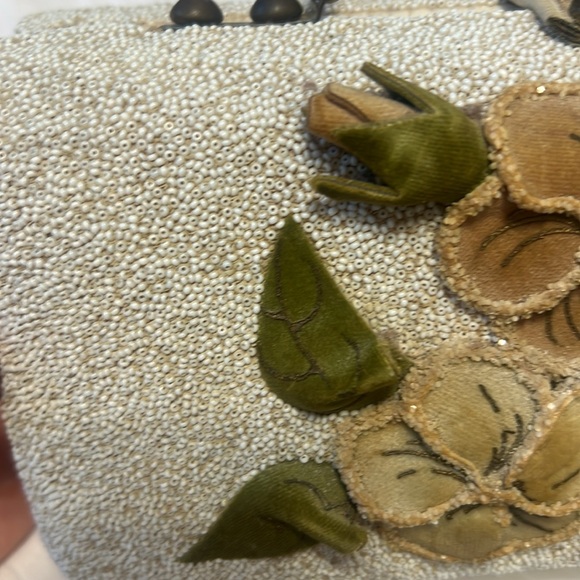Vintage Midas of Miami White Wicker Beaded Purse with Velvet Flower Appliqué - Picture 4 of 12